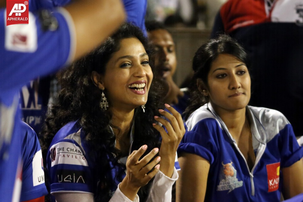 Karnataka Bulldozers Vs Mumbai Heroes Match